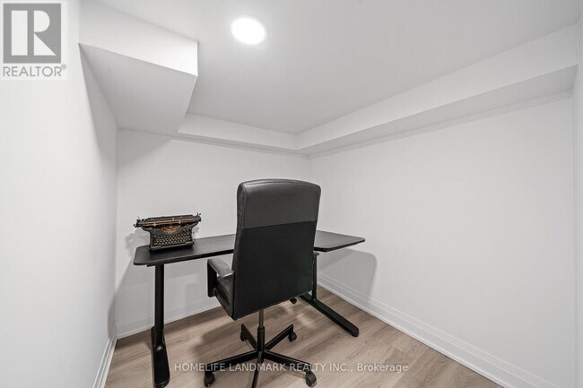 Photo du bâtiment - 83 Old Colony Rd