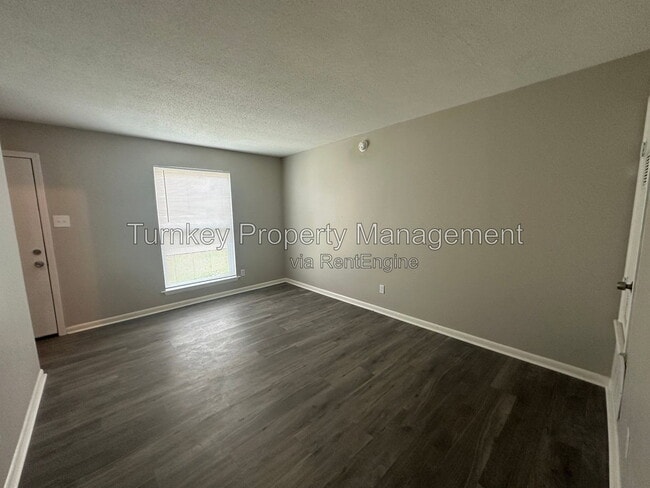 Building Photo - 1821 Sanford Dr