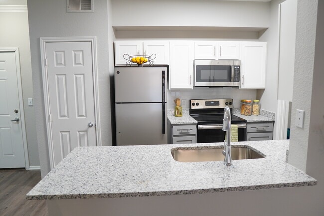 Kitchen - TUSCANY AT LAKEPOINTE