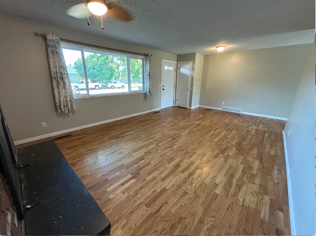 Building Photo - 3 Bed, 1.5 Bath with Spacious Backyard!