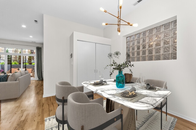 Foto del edificio - 1659 N Oakley Ave