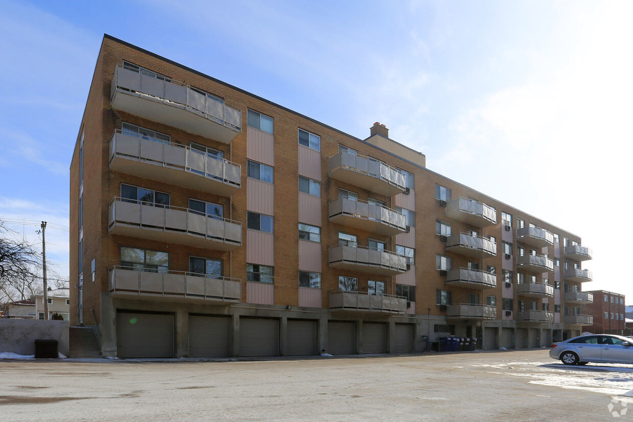 Primary Photo - Franklin Manor Apartments