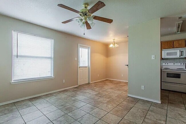 Foto del edificio - 3 BED / 2 Bath  AVAILABLE NOW