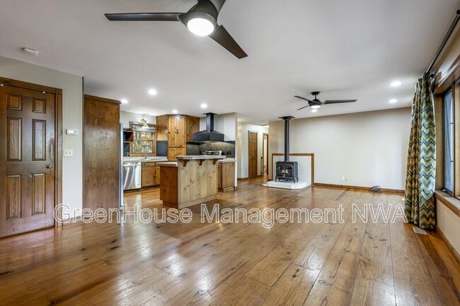 Building Photo - 8984 Falls Hollow Rd