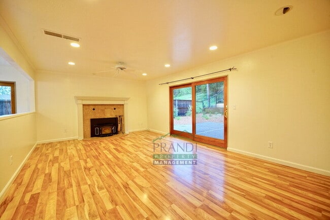 Building Photo - 75 Stasia Dr