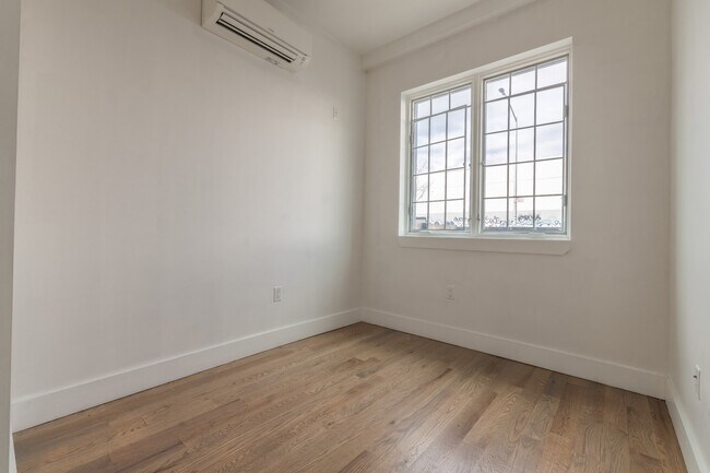 Foto del edificio - 1534 Putnam Ave