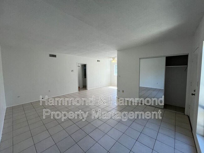 Foto del edificio - 7924 Laurel Canyon Blvd