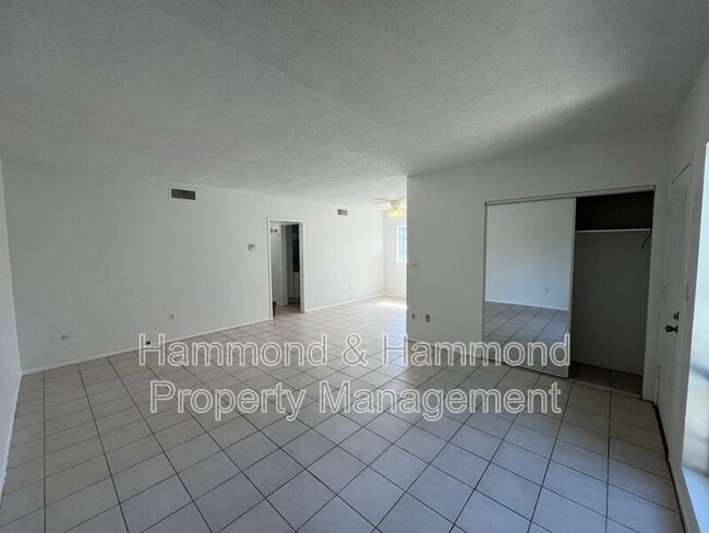 Building Photo - 7924 Laurel Canyon Blvd