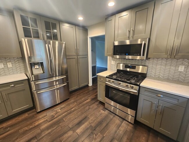 Building Photo - 721 Symphony Woods Dr