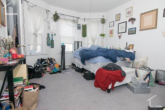 Foto del edificio - Large 3 bedroom apartment available 9/1!