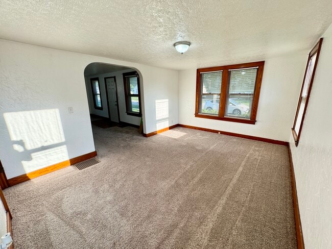 Building Photo - 549 E Orange St