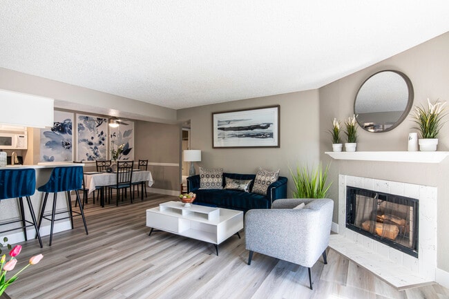 Casa modelo de dos habitaciones con chimenea - Bay Breeze Apartments
