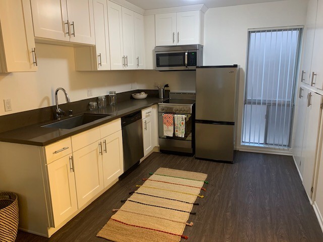 Building Photo - Welcome to Village Flats and your cozy Mid-Century Studio with Fireplace!