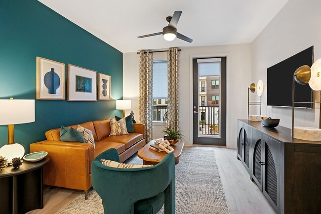 Cada casa incluye ventiladores de techo en la sala de estar y los dormitorios. - Auden Apartments