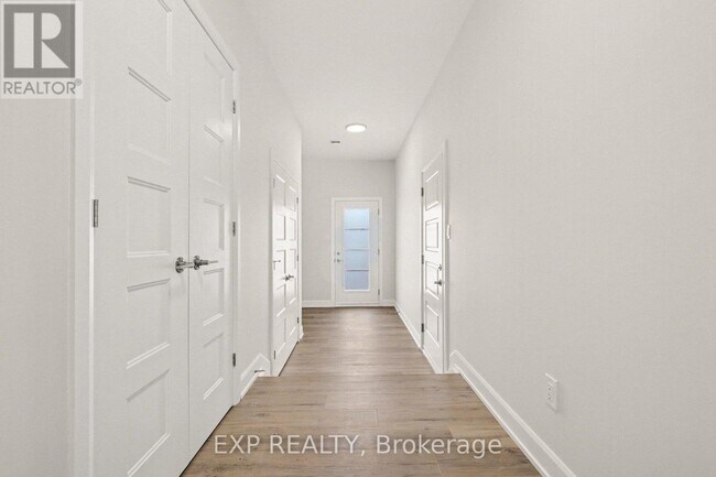 Photo du bâtiment - 440 Falcon Ln