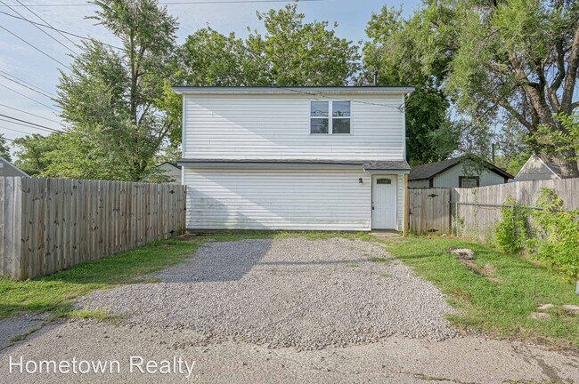 Building Photo - 2 br, 1.5 bath House - 135.5 E Himes Street