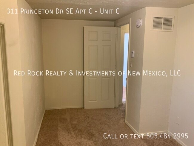 Building Photo - 3BD/1BA Detached House Near UNM!