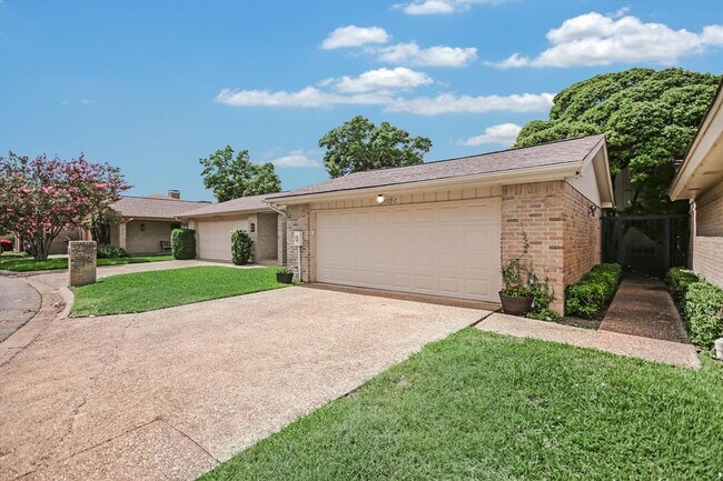 Building Photo - 11125 Pinehurst Dr