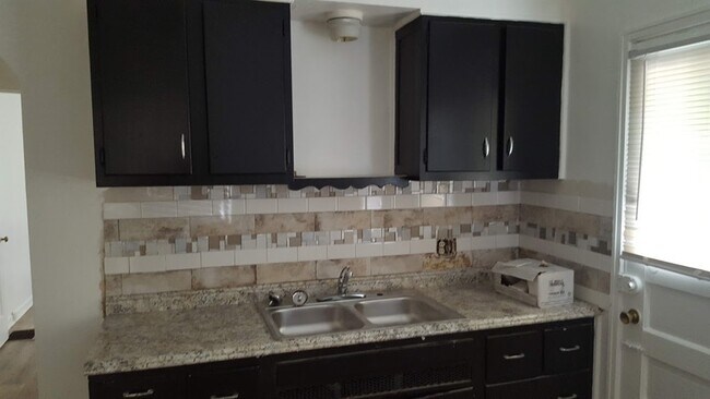 Foto del edificio - 235-237 E Hillcrest Ave