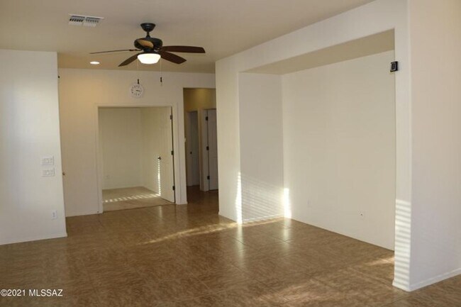 Foto del edificio - Move in Ready 2 bedroom 2 bath with den!
