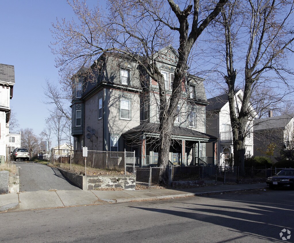 Foto del edificio - 81-83 W Cottage St