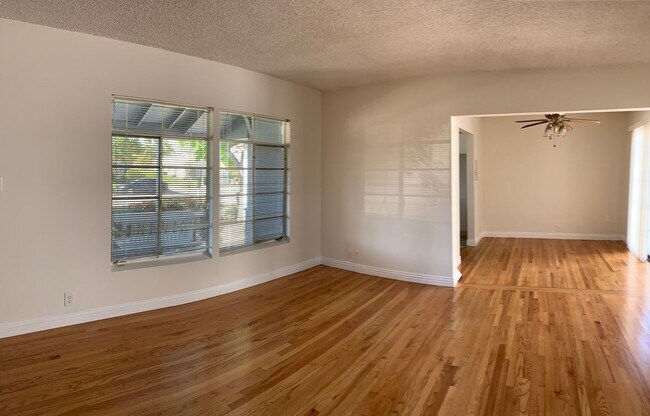 Foto del edificio - 1111 W Almond Ave