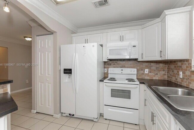 Foto del edificio - Southwest 8th Avenue, Hallandale Beach, FL 33009 - 3 BR 2 BA single-family home