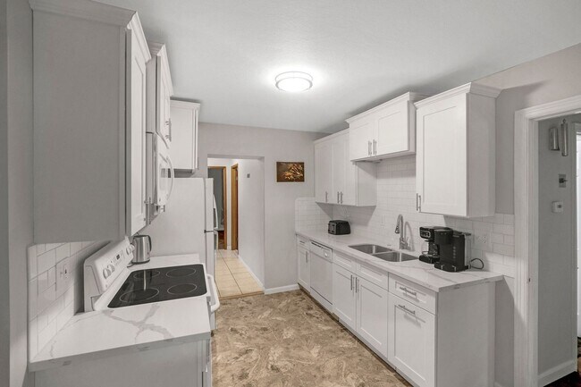 Foto del edificio - Gorgeous Furnished 6-Bedroom Home near Del...