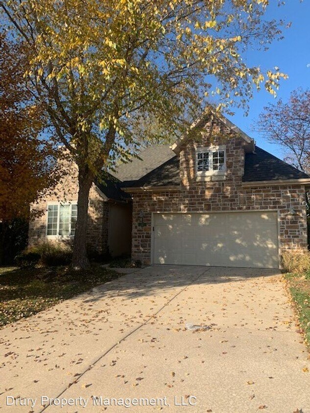 4 br, 2.5 bath House 1011 S. Carriage Ct House Rental in Springfield, MO