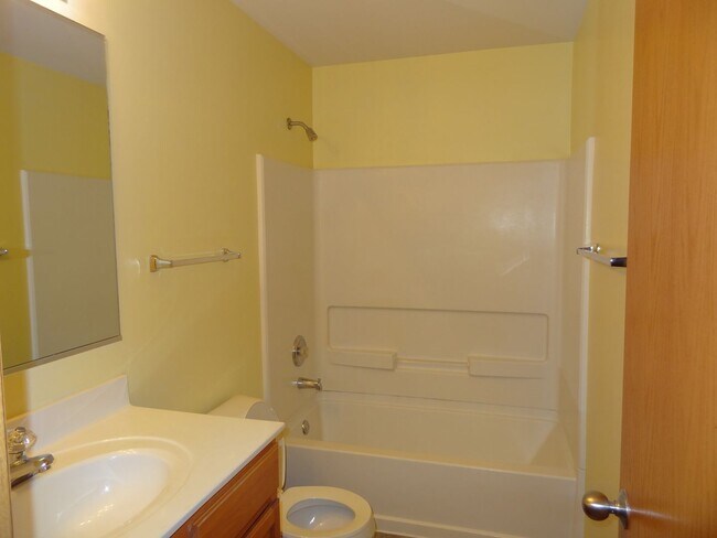 Foto del edificio - 3 BEDROOM, 1.1 BATH TOWNHOME IN BRISTOL BA...