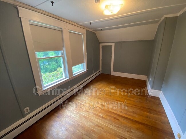 Building Photo - 206 N River Rd