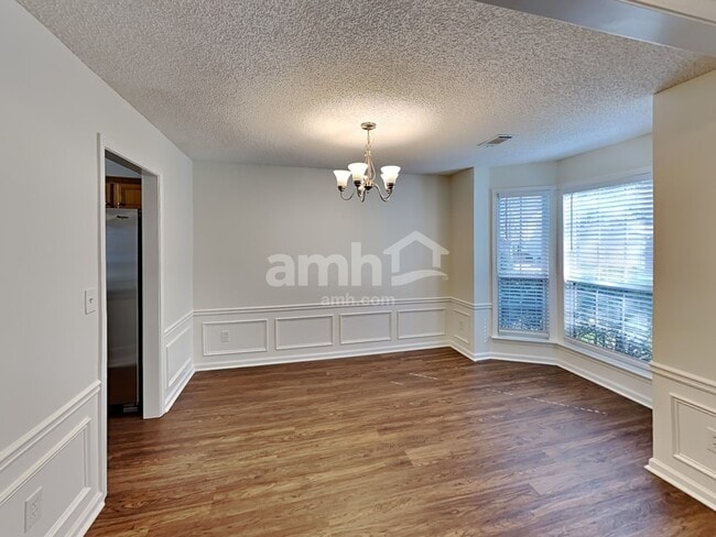 Building Photo - 582 Lullingstone Dr SE