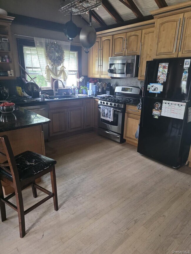 Foto del edificio - 23 Seaman Neck Rd