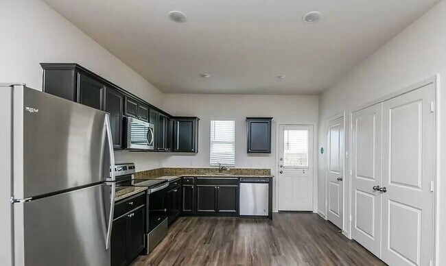 Foto del edificio - 6125 Harrah Ln