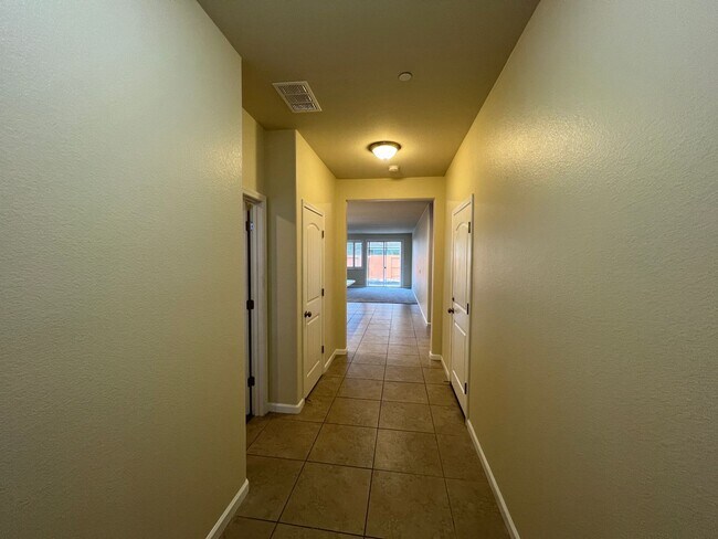 Foto del edificio - Newer 4-bedroom Single Story home in Manteca!
