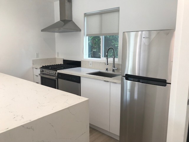kitchen - all new appliances - 5732 Aldama St