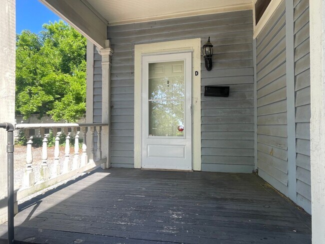 Building Photo - Spacious Apartment Near Mercer University!