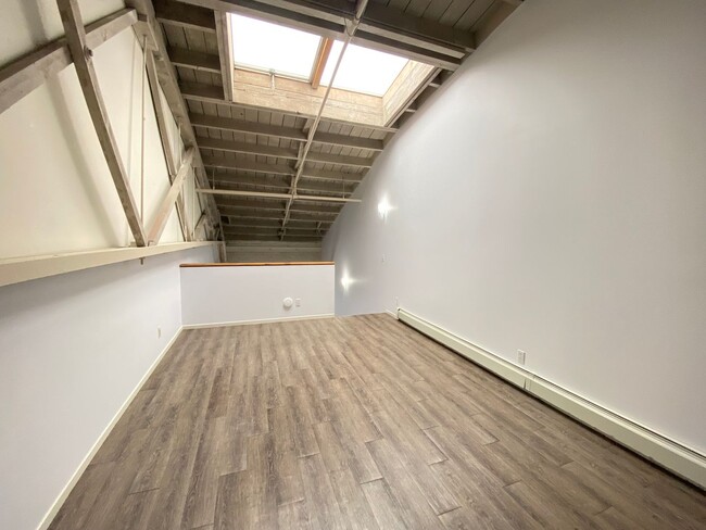 Building Photo - Advent - Low Deposit Loft Style Condo W/ L...