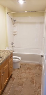 Baño completo en planta baja - 275 Valencia Ave