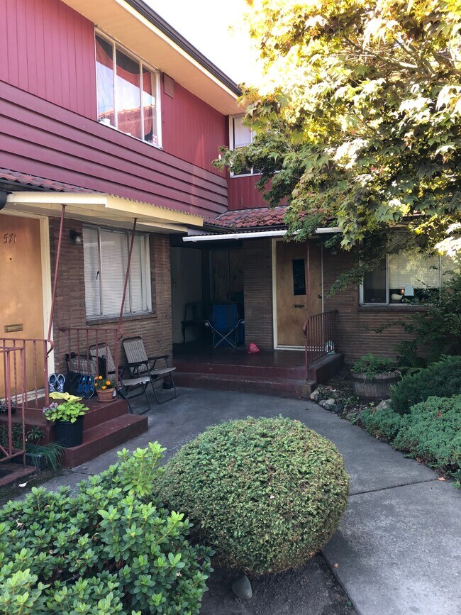 Foto del edificio - 563 Highland Dr