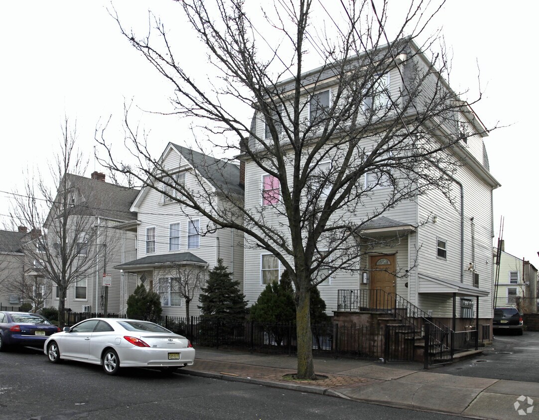 Foto principal - 12-18 Remsen Ave