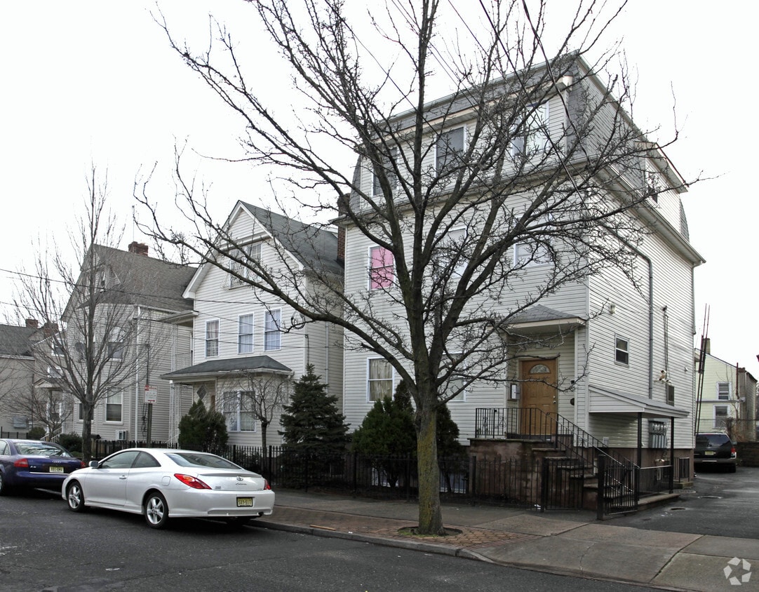 Primary Photo - 12-18 Remsen Ave