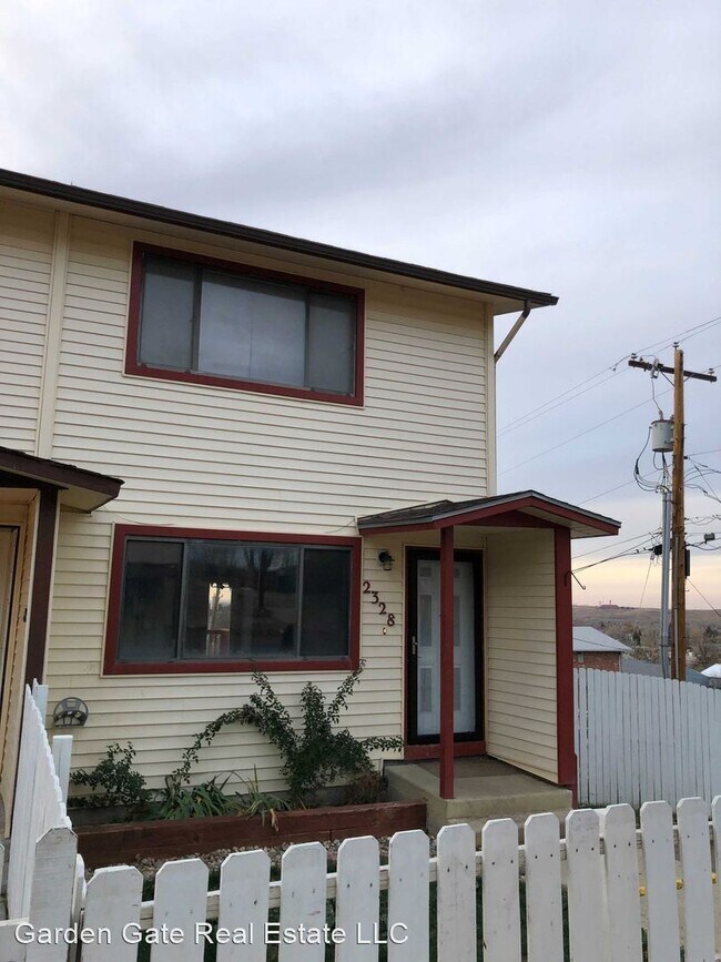 Building Photo - 2 br, 1.5 bath House - 2328 E. 8th