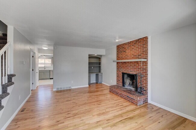Foto del edificio - "Charming Duplex Retreat on Inca Street – Spacious 3-Bedroom Haven with 2.5 Baths in Englewood!"
