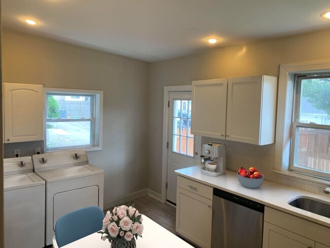 Photo - 4 Bedroom and 1.5 Bath House with In-Unit ...