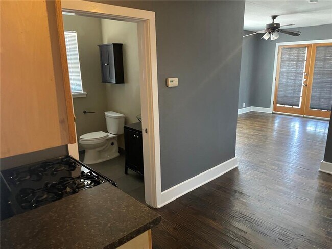 Foto del edificio - 1122 N Zang Blvd