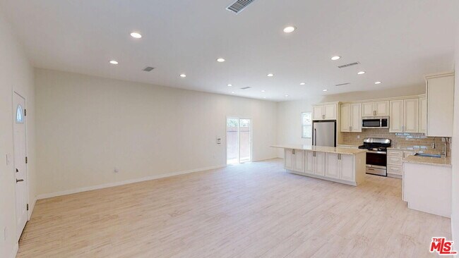 Foto del edificio - 7252 Glade Ave
