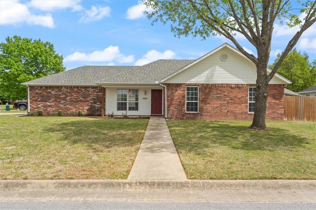 Foto principal - 1662 S Tally Ho Dr