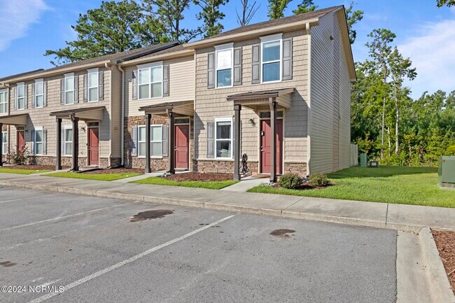 Foto del edificio - 411 Sullivan Loop Rd