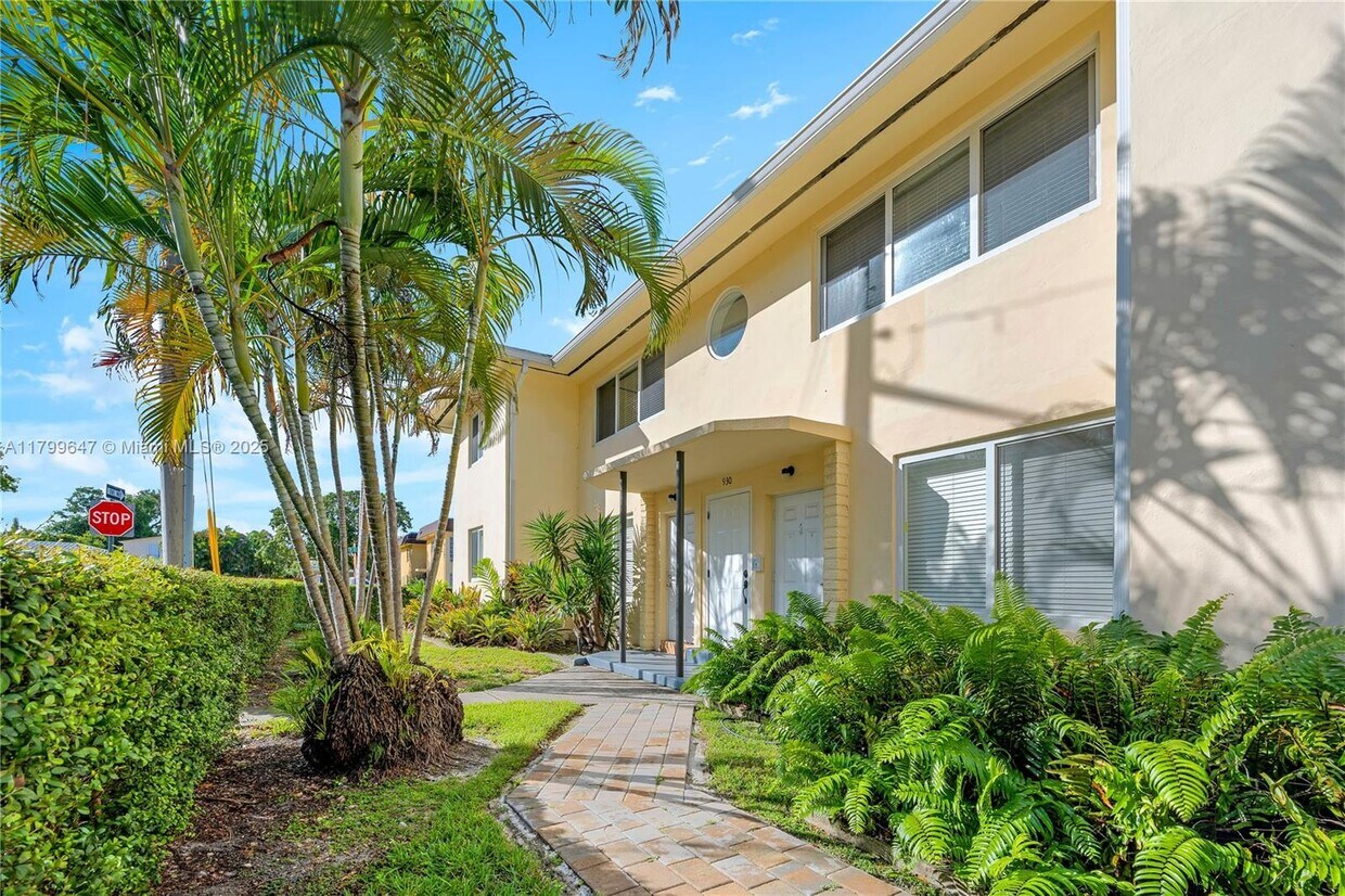 Foto principal - 930 SW 24th Ct